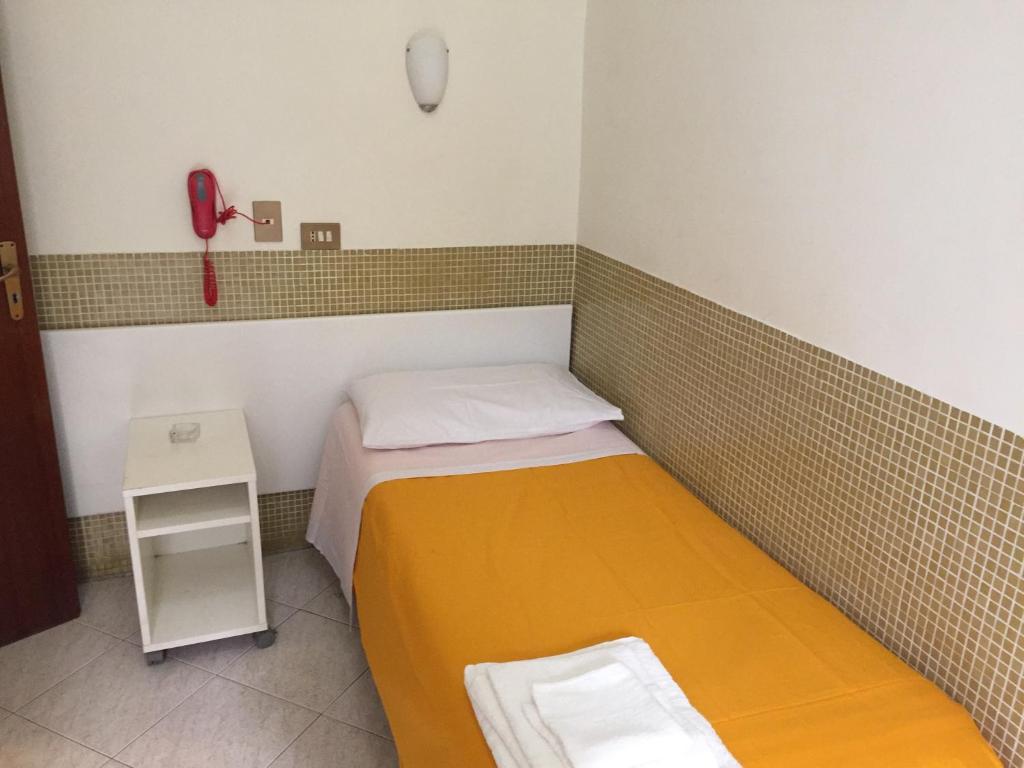 Postel nebo postele na pokoji v ubytování Hotel Vittorio Veneto Napoli