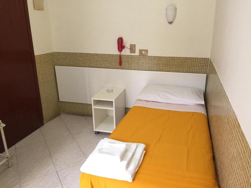 Postel nebo postele na pokoji v ubytování Hotel Vittorio Veneto Napoli