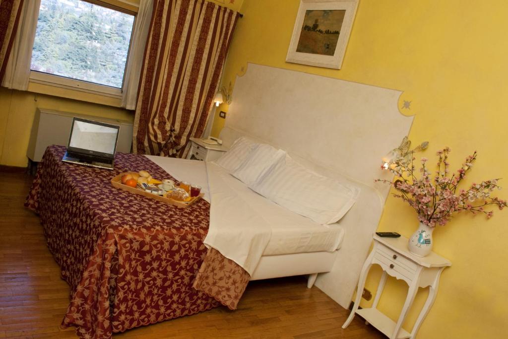 Łóżko lub łóżka w pokoju w obiekcie Ai Ronchi Motor Hotel Brescia