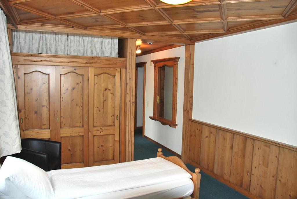 Postel nebo postele na pokoji v ubytování Hotel zum Kreuz