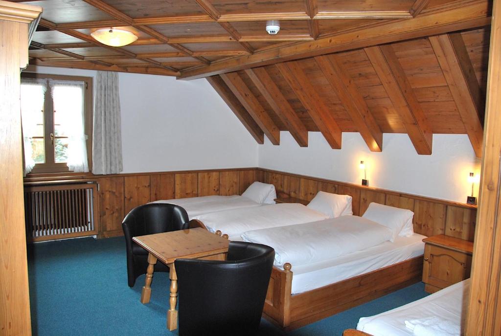 Postel nebo postele na pokoji v ubytování Hotel zum Kreuz