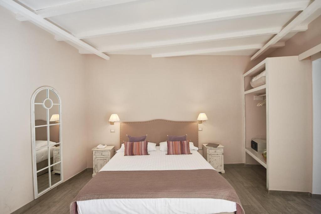 um quarto com uma cama grande e duas mesas de cabeceira em Cas'E Charming House em Caserta