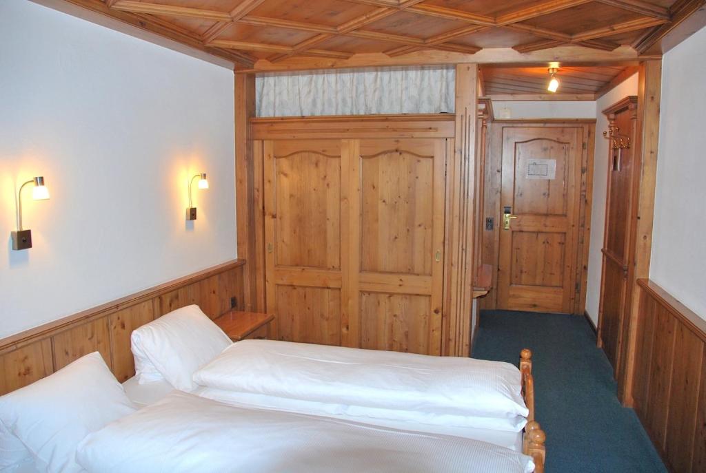Postel nebo postele na pokoji v ubytování Hotel zum Kreuz