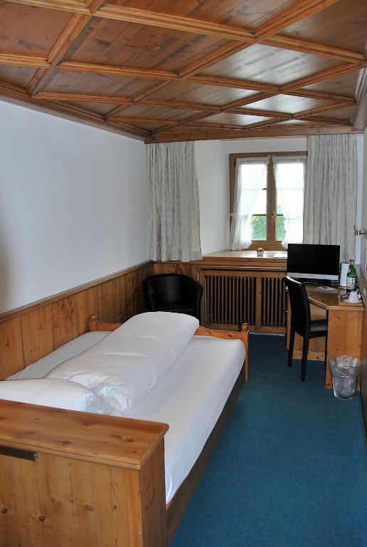 Postel nebo postele na pokoji v ubytování Hotel zum Kreuz