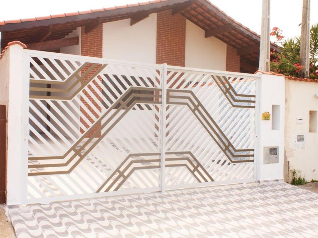 een witte poort voor een huis bij Casa Praia Arpoador in Peruíbe