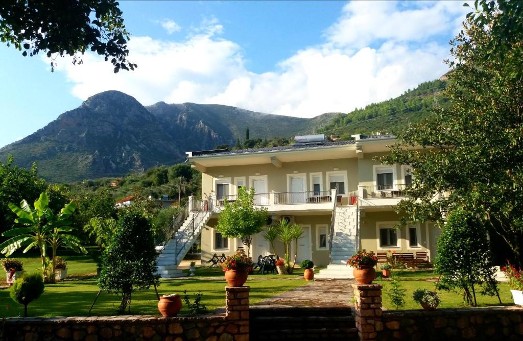 un grande edificio con montagne sullo sfondo di Dimitriou Rooms a Gliki