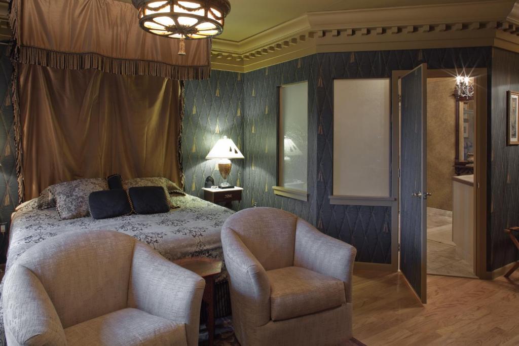 Twin Pine Manor - Deluxe King Suite