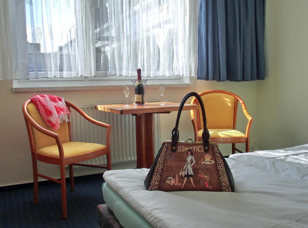 Postel nebo postele na pokoji v ubytování Hotel zum Hafen