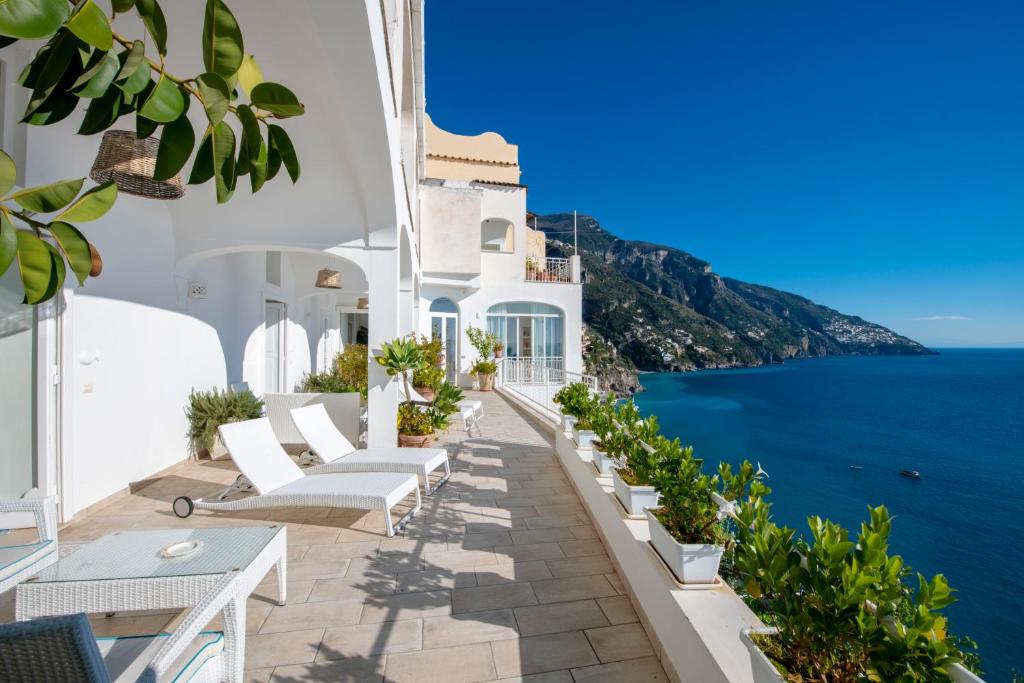 uma vista para o oceano a partir da varanda de uma villa em Casa Fioravante em Positano