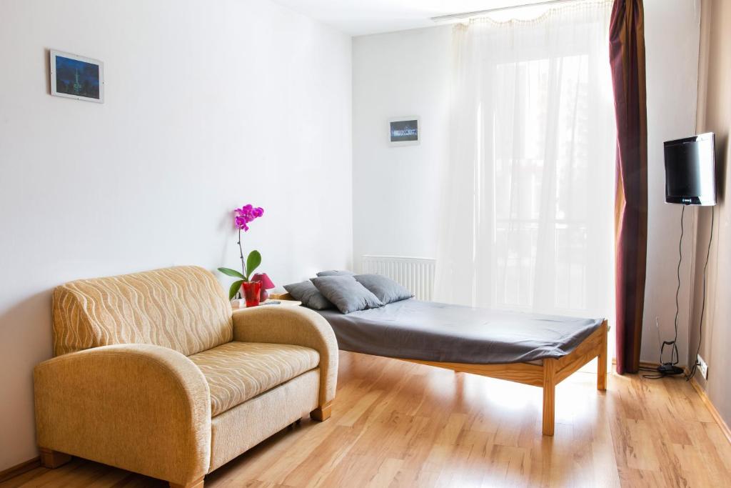 ミシュコルツにあるMSE Apartmanのリビングルーム(ソファ、ベッド、椅子付)
