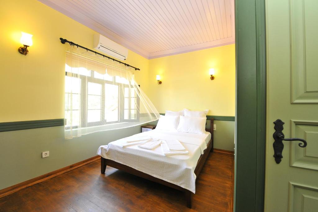 Postel nebo postele na pokoji v ubytování Petrino Gökçeada Hotel&Kitchen