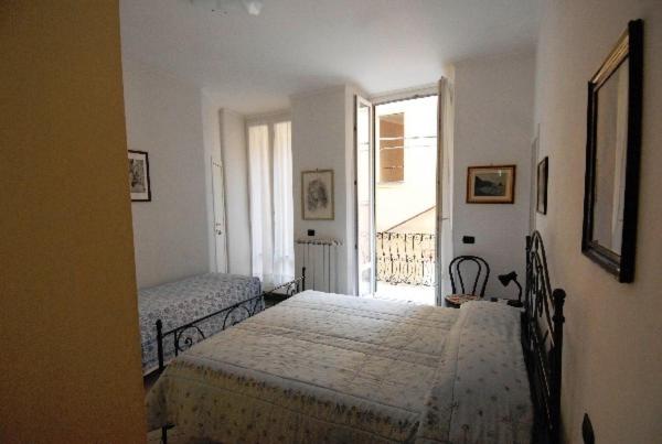 a bedroom with two beds and a window at Appartamento in Via Vittorio Emanuele 34 in Monterosso al Mare