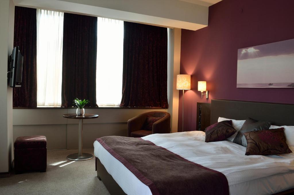 Postel nebo postele na pokoji v ubytování Queen's Hotel - Zebra Centre