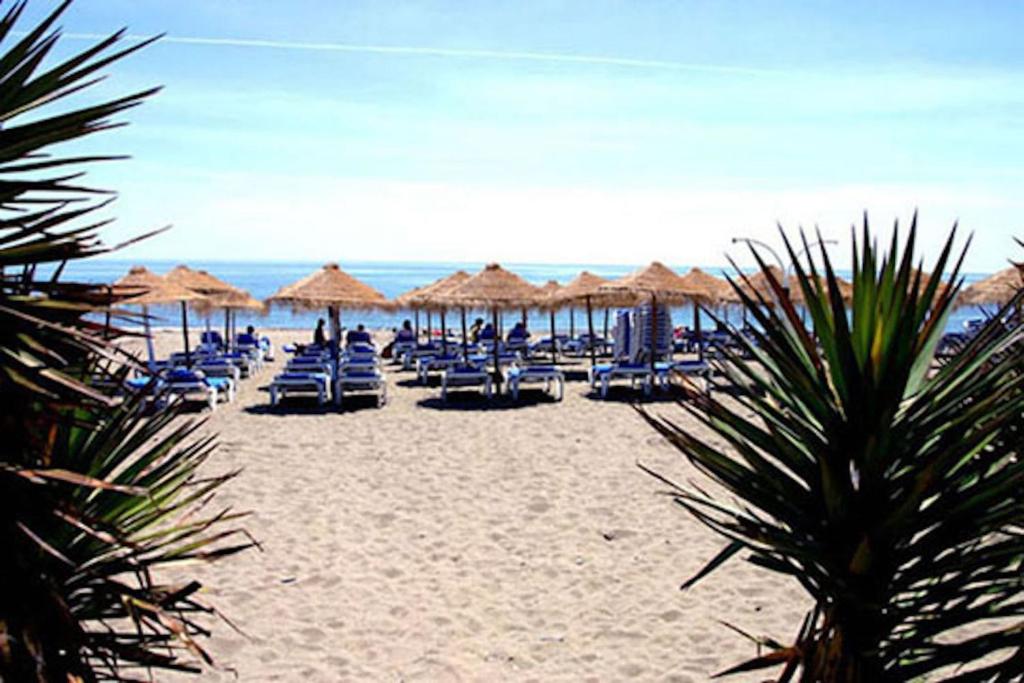 エステポナにあるVillacana 2001の海の景色を望むビーチ(椅子、パラソル付)