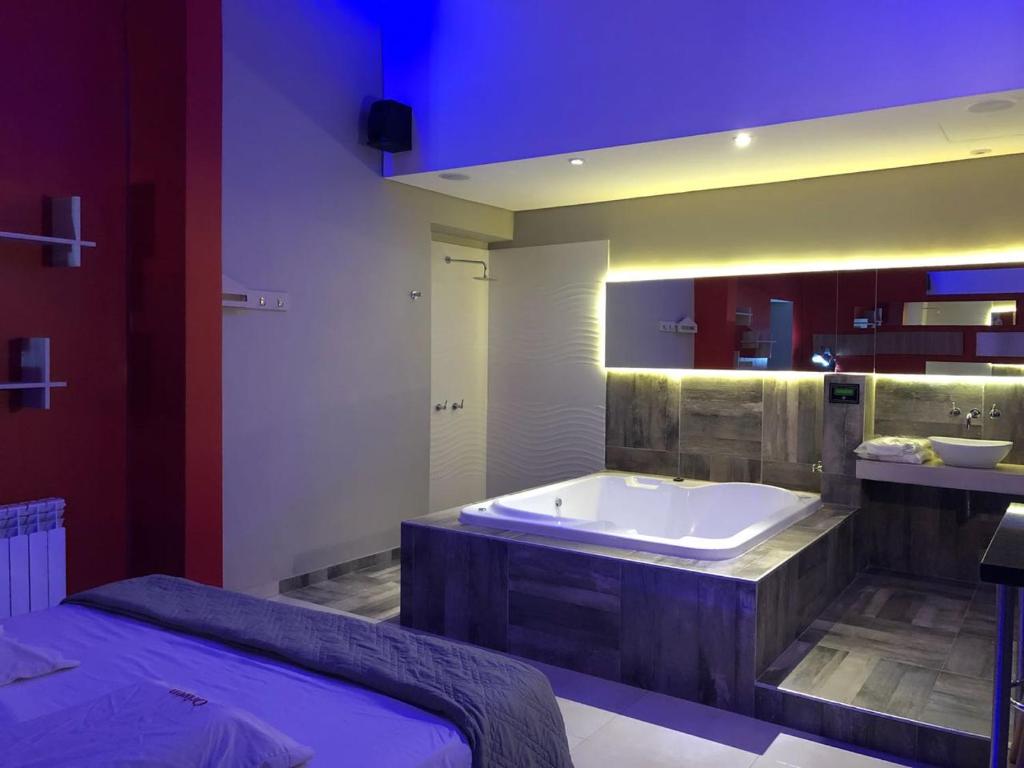 ブエノスアイレスにあるOrigen Hotel -Motel-の広いバスルーム(バスタブ、シンク付)