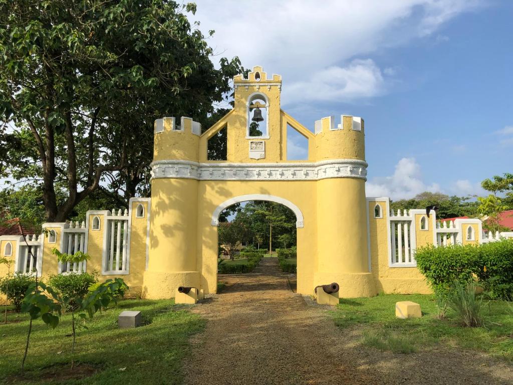 Santo AntónioにあるBelo Monte Hotel and Museumの塔のある建物のアーチ道