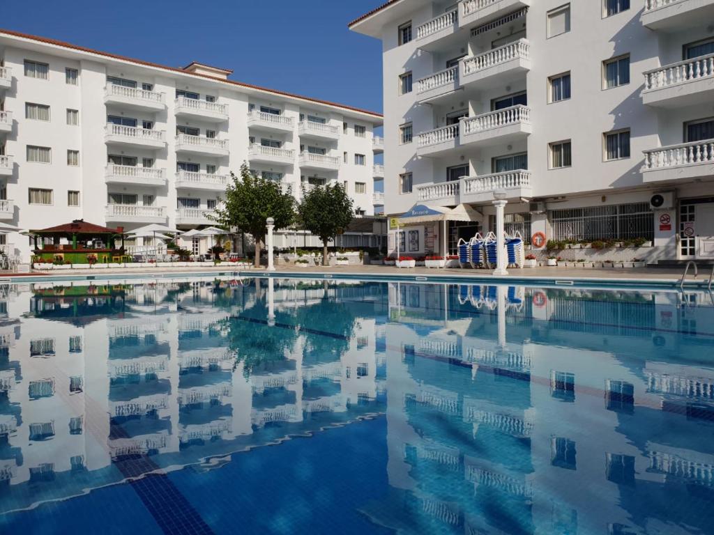 Bazén v ubytování Europa Family Apartments nebo v jeho okolí
