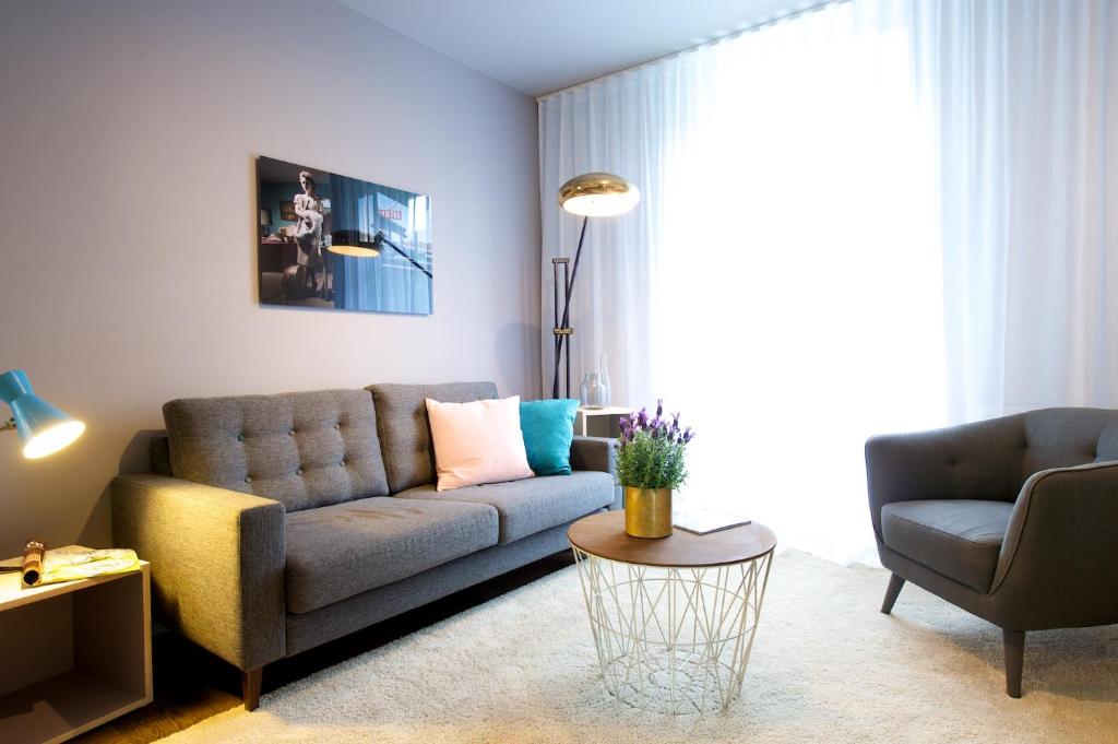 sala de estar con sofá y mesa en Second Home Apartments Asplund, en Solna
