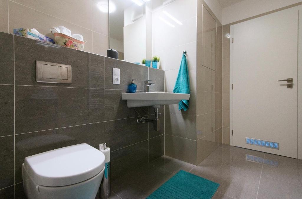 Łazienka w obiekcie FREE PARKING IN GARAGE Karolina Plazza, new cosy studio with all you need