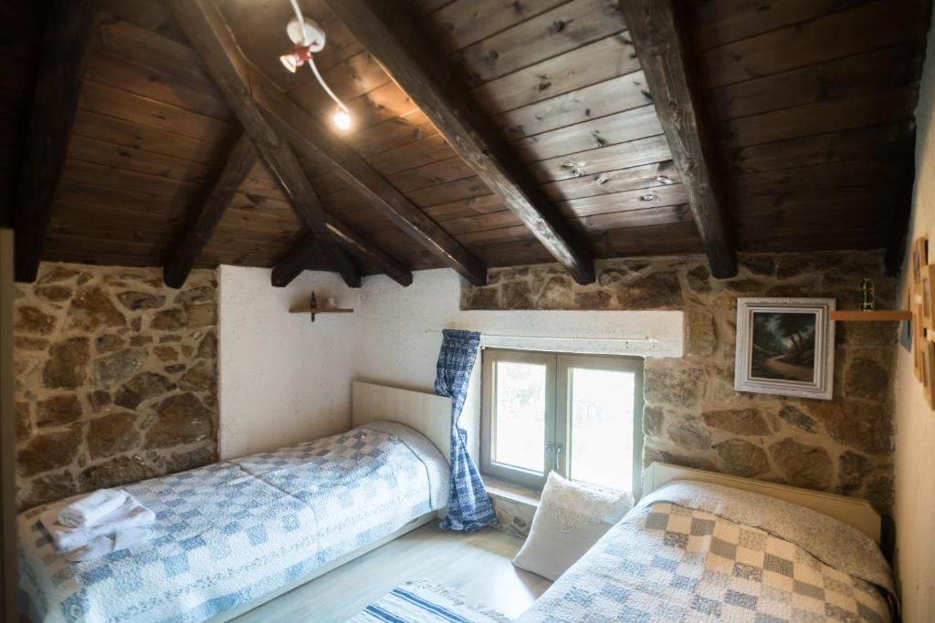 Postel nebo postele na pokoji v ubytování Stone Villas