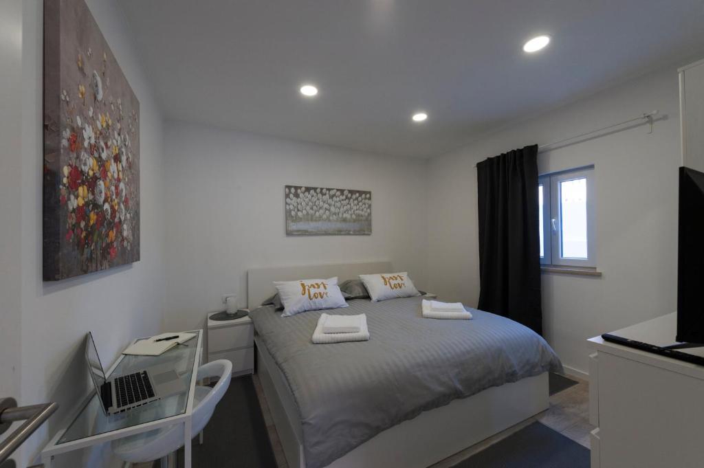 Posteľ alebo postele v izbe v ubytovaní I.P.S. Apartment