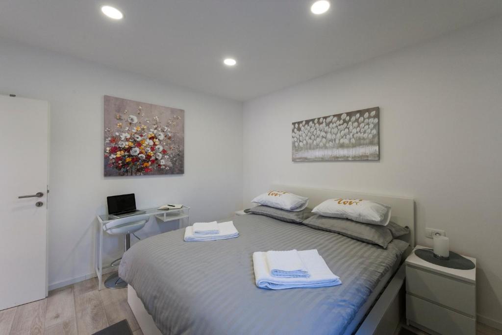 1 dormitorio con 1 cama con 2 toallas en I.P.S. Apartment, en Dubrovnik