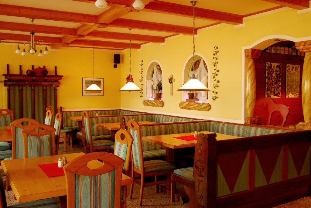 Restaurace v ubytování Gasthof Weißes Rössl