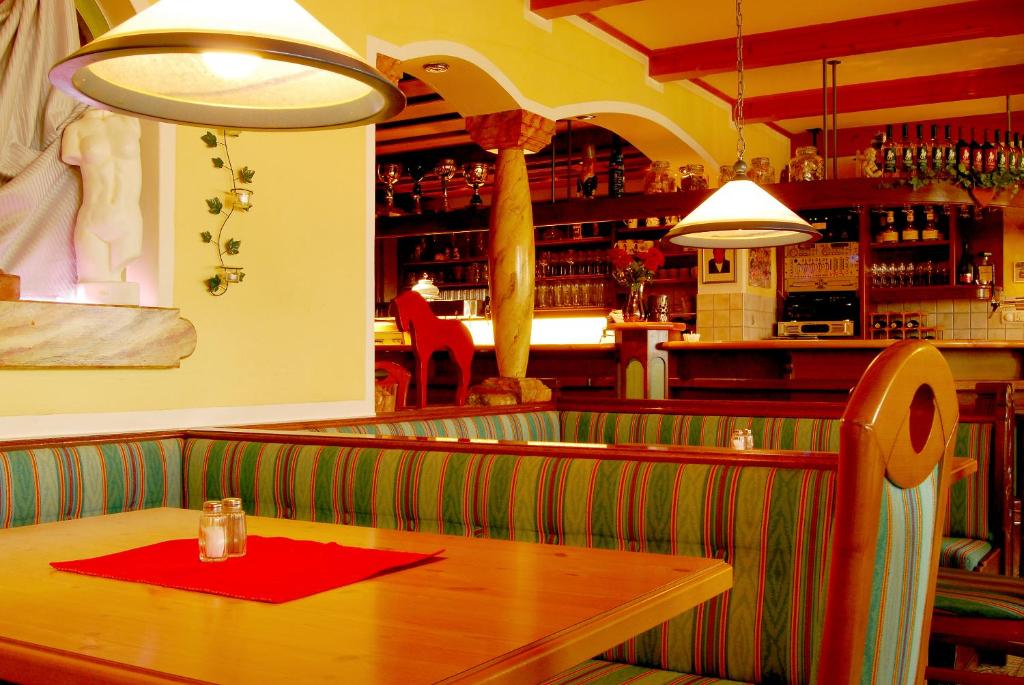 Restaurace v ubytování Gasthof Weißes Rössl