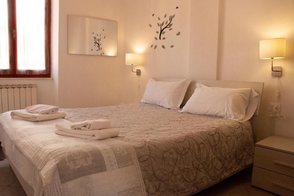 1 dormitorio con 1 cama con toallas en Vintage Room, en Vernazza
