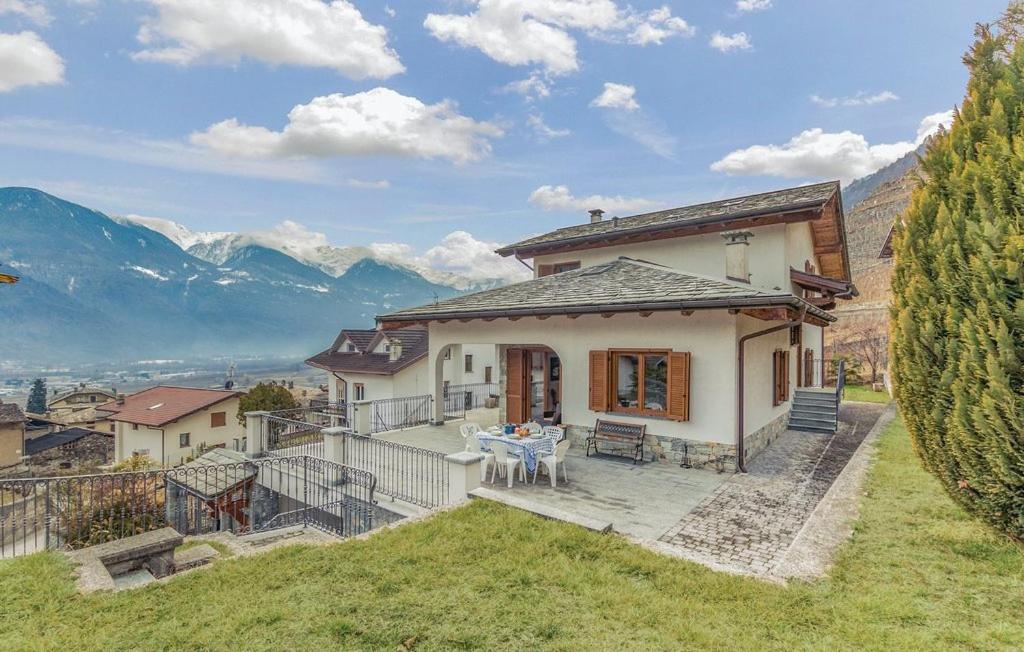 a villa with a view of the mountains at APPARTAMENTO Villa Isabella in Bianzone