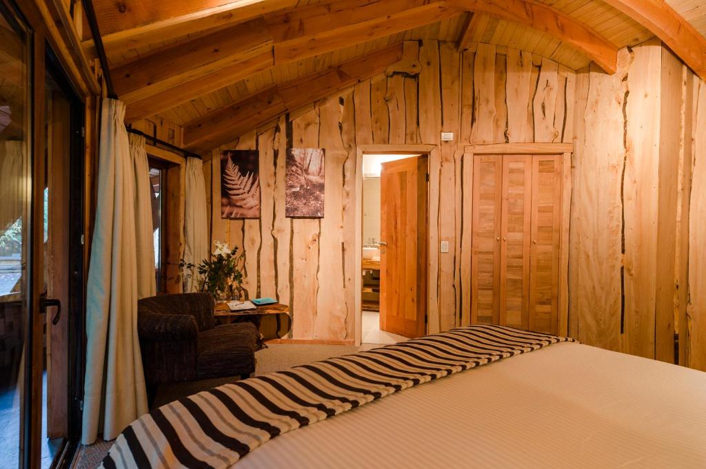 Letto o letti in una camera di Huilo Huilo Reino Fungi