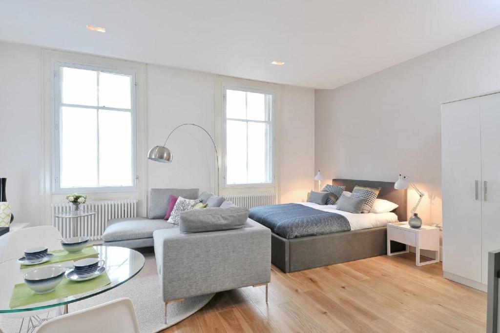 - un salon avec un canapé et un lit dans l'établissement Destiny Scotland - St Andrew Square Apartments, à Édimbourg