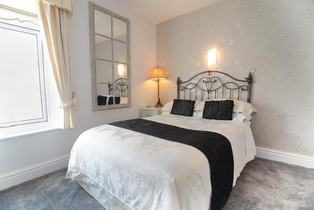 A bed or beds in a room at Clifton Villa - Southport