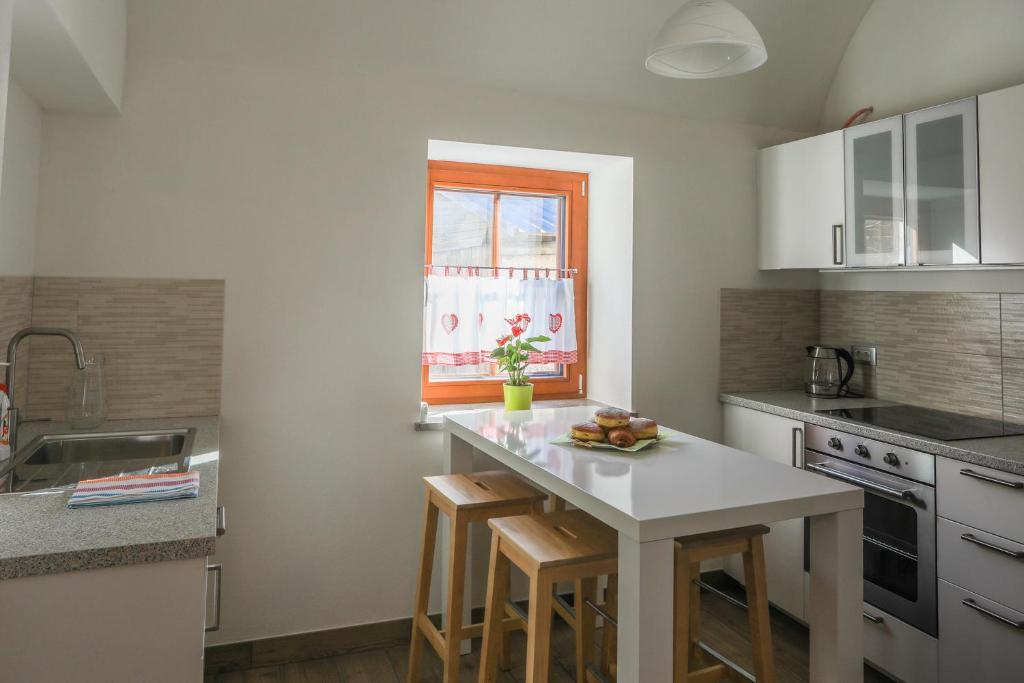 uma cozinha com um balcão com bancos em Apartmaji Tina em Zgornje Gorje