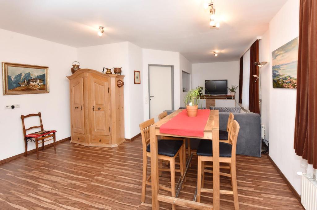 eine Küche und ein Esszimmer mit einem Tisch und Stühlen in der Unterkunft Astoria Apartments in Schruns-Tschagguns