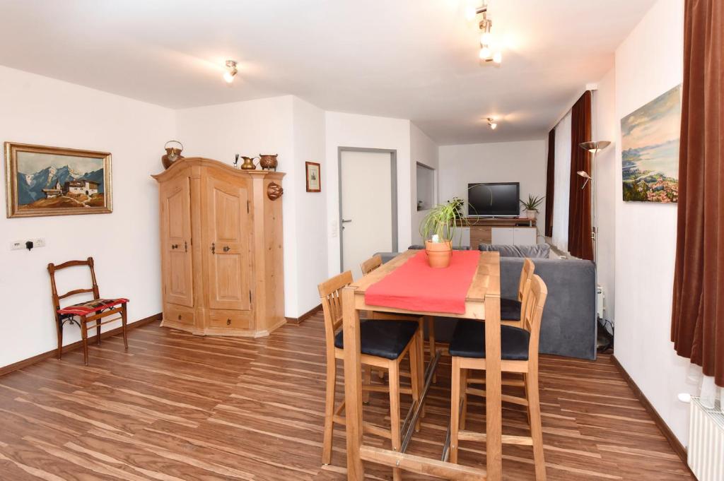 A television and/or entertainment centre at Astoria Apartments