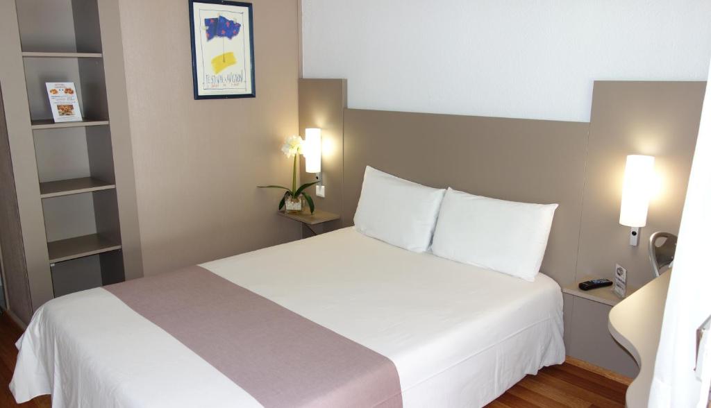Postel nebo postele na pokoji v ubytování Hotel Cristol