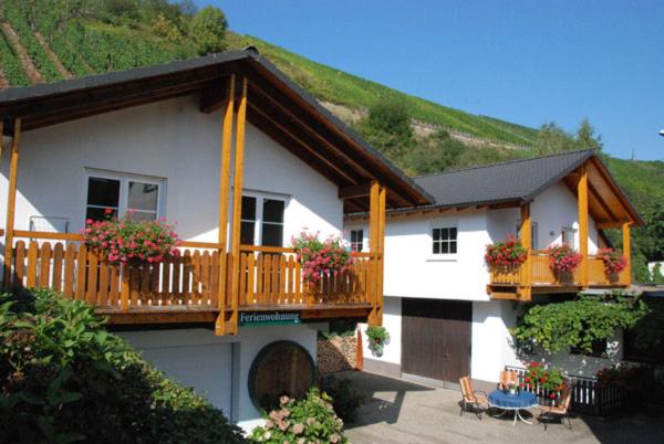 a house with a balcony with flowers on it at Ferienwohnung Karl in Kesten