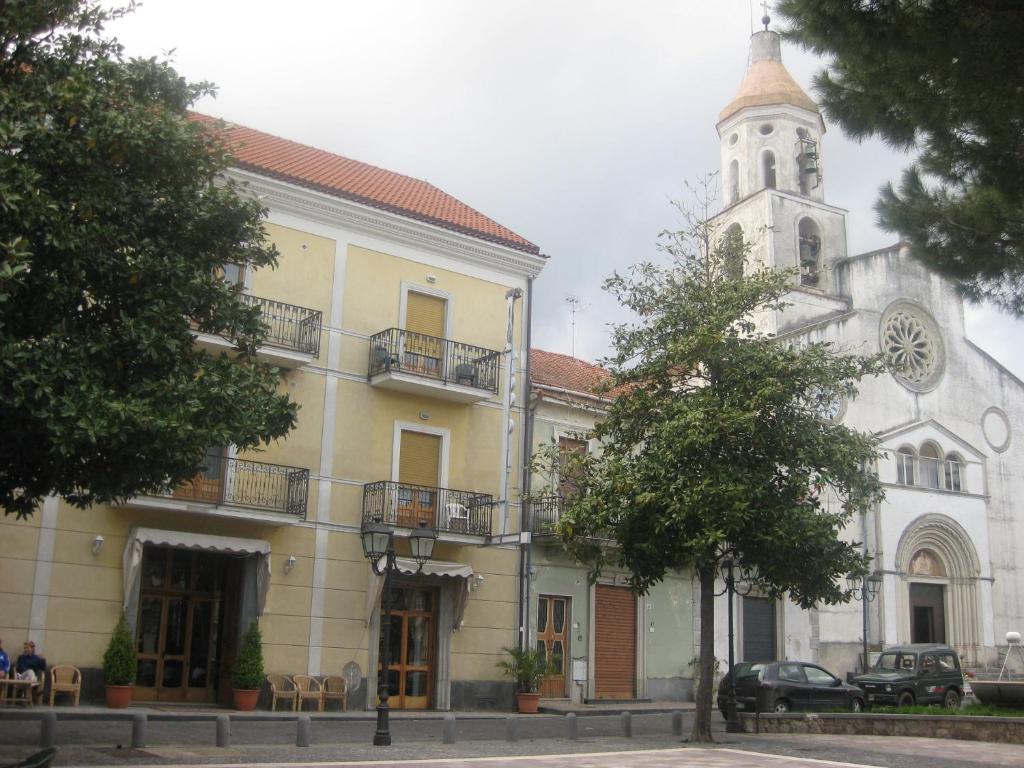 um edifício com uma torre de relógio e uma igreja em Hotel Gentile em Agerola