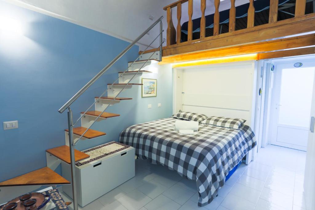 1 dormitorio con 1 cama y una escalera en una habitación en Casa Vacanze Freeholiday House, en Minori