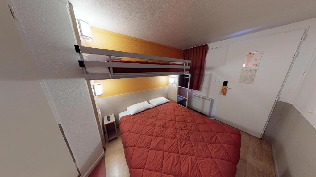 Postel nebo postele na pokoji v ubytování Premiere Classe Chantilly Sud Luzarches