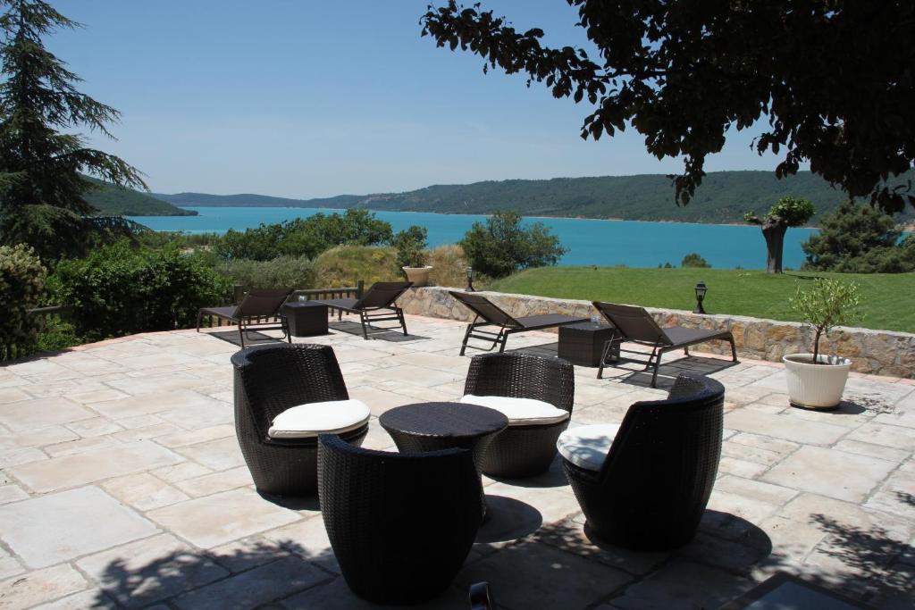 a group of chairs and tables on a patio at Auberge des Salles in Les Salles-sur-Verdon