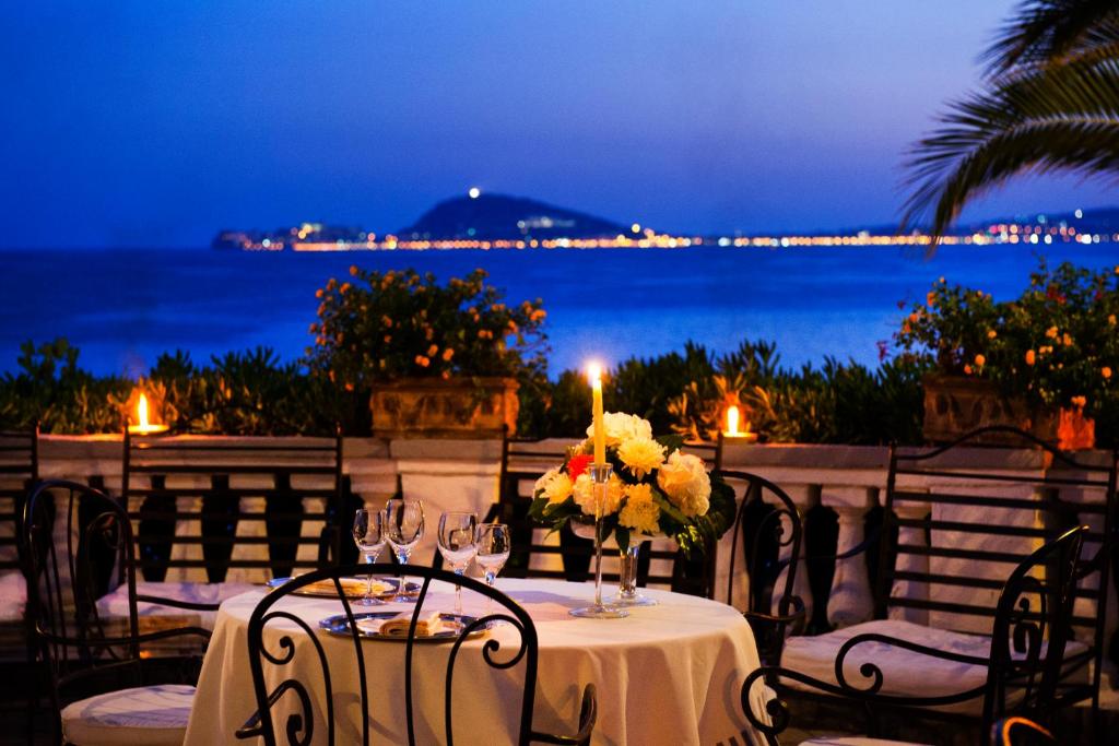 A restaurant or other place to eat at Grande Albergo Miramare