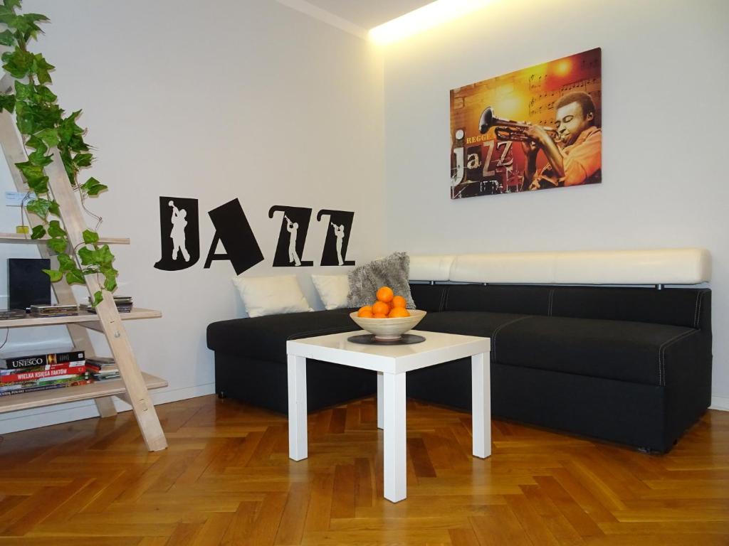 ビェルスコ・ビャワにあるJazzのリビングルーム(黒いソファ、白いテーブル付)