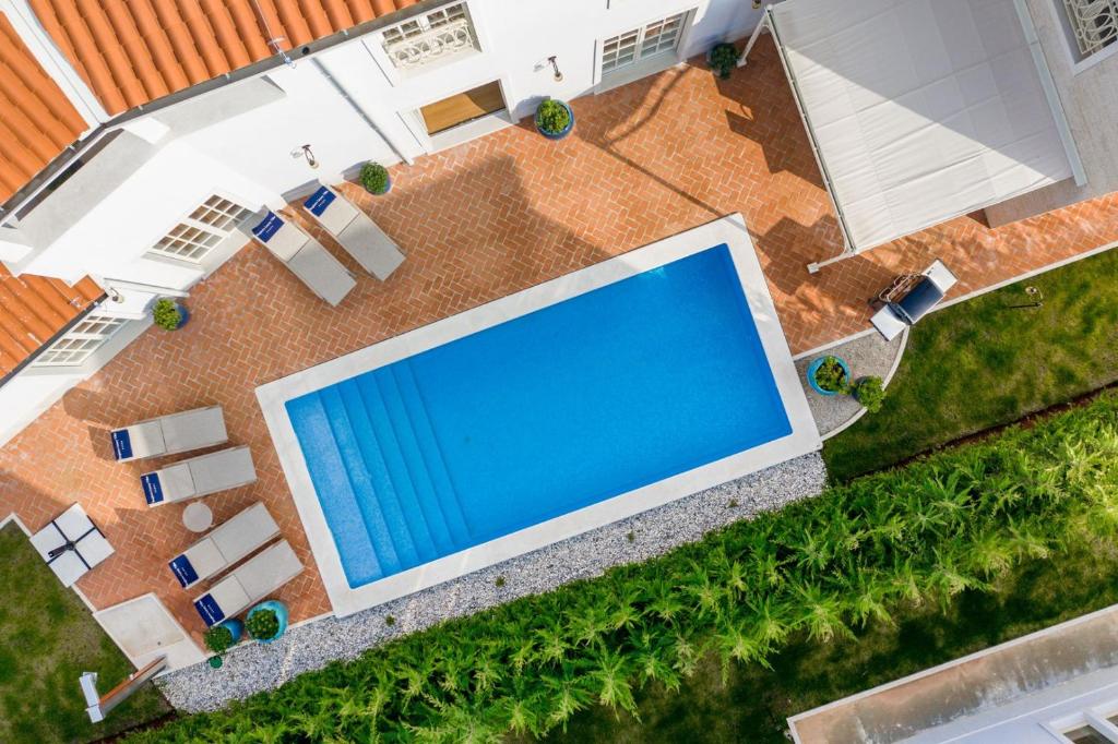 Basen w obiekcie Villa Fiordaliso lub w pobliżu