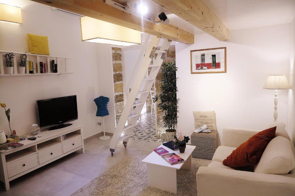 un salon avec un escalier blanc dans le mur dans l'établissement Casa Ricasoli 41, à Palerme