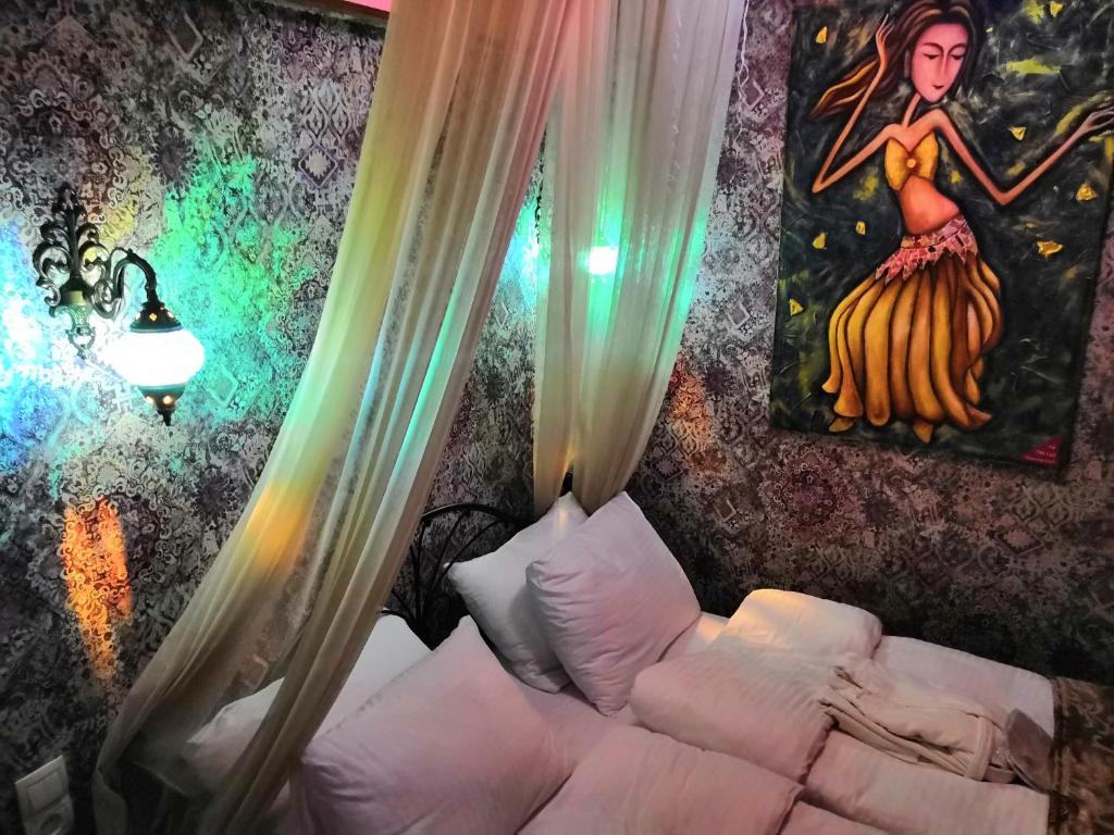 Postel nebo postele na pokoji v ubytování Piano Borracho Boutique Hotel Old Tbilisi