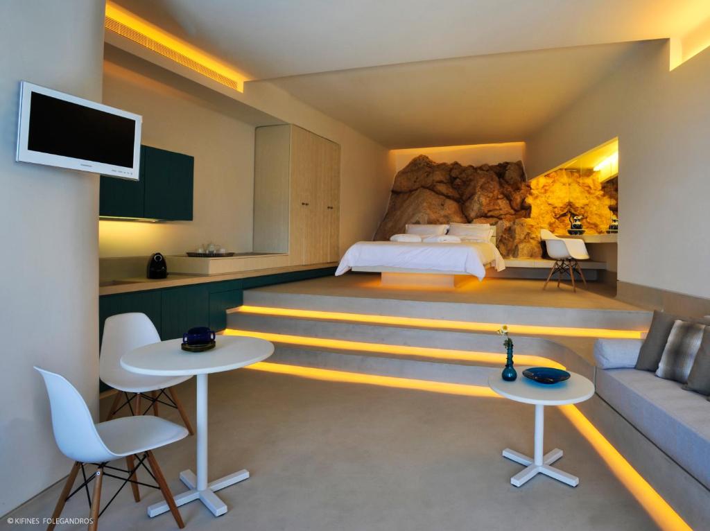 una camera d'albergo con letto e divano di Kifines Suites a Chora Folegandros