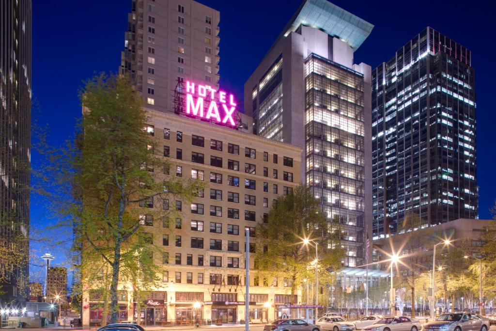 シアトルにあるホテル マックスのネオンの看板が立つ建物