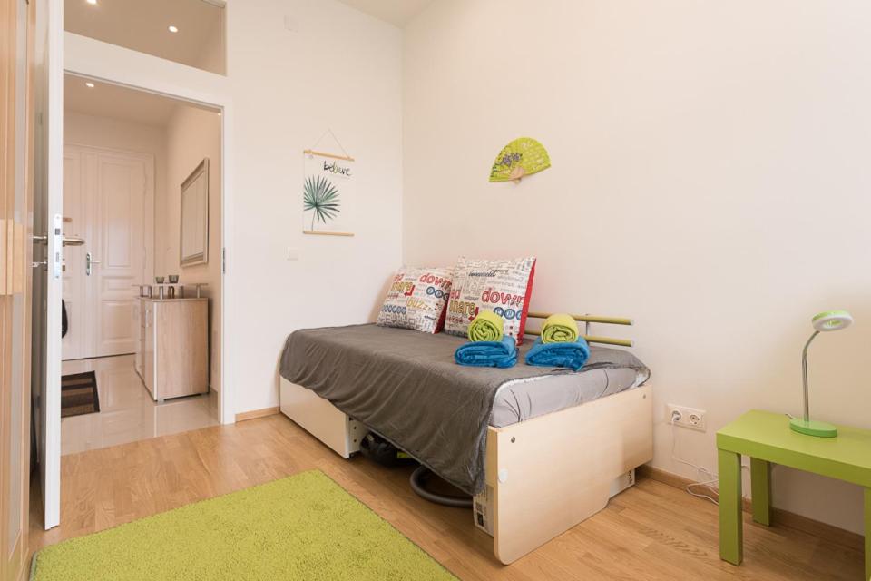 Łóżko lub łóżka w pokoju w obiekcie Bright Red Heart Apartment in Leopoldstadt